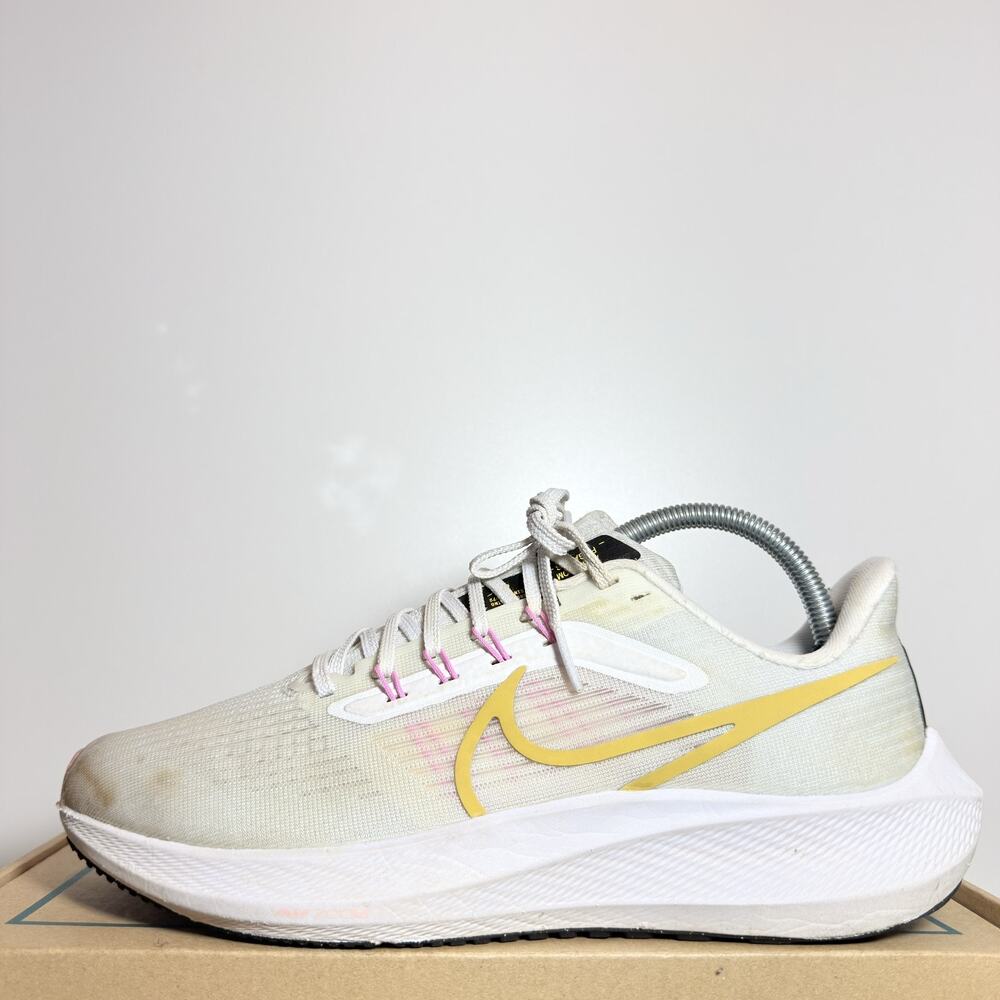 Nike Air Zoom Pegasus 39 Womens 9 Running Shoes Cream Yellow Sneaker Athletic